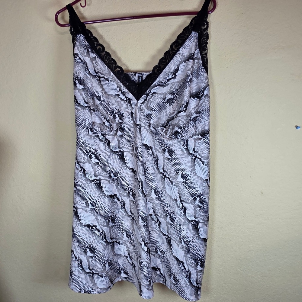 Torrid Curve Womens Plus 2 Grey Snake intimate nightgown Lace Trim V-Neck